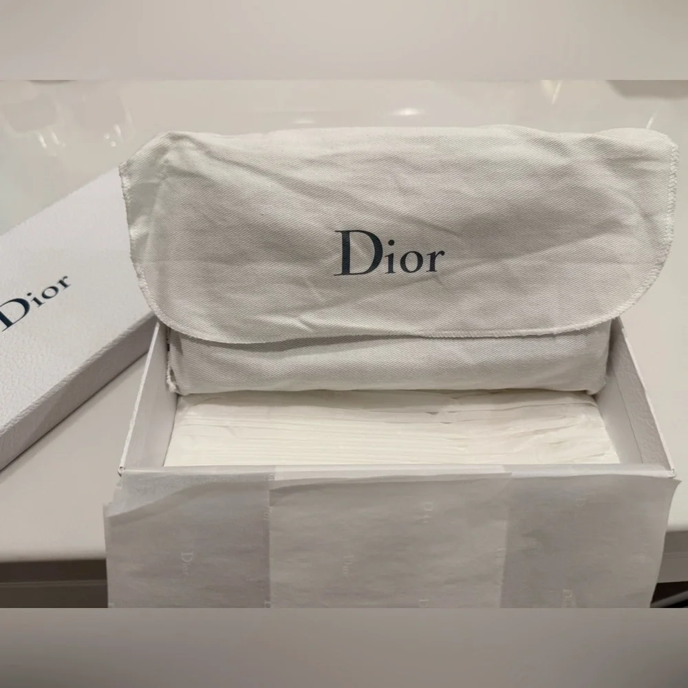 Dior - Lady Dior Voyageur Zip Wallet in Black Patent Cannage - Picture 2 of 15